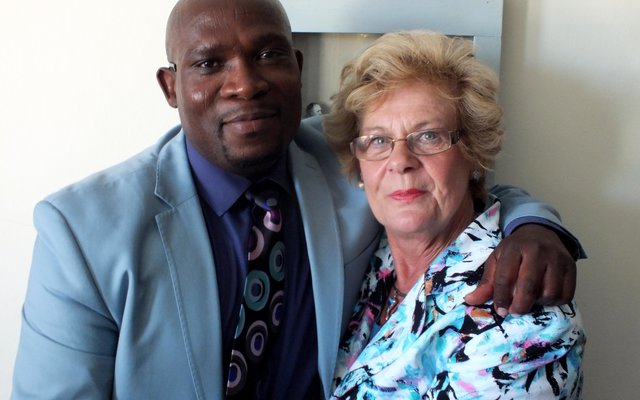 Die Wes-Kaapse Minister van Behuising, min Bonginkosi Madikizela en rdl Nicolette Botha-Guthrie, Overstrandse Uitvoerende Burgemeester, tydens â€˜n onthaal na afloop van die sooispit-seremonie